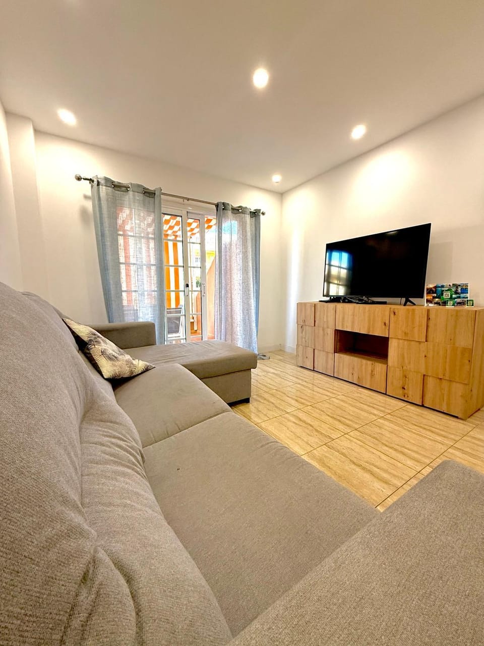 Communal lounge/ TV room, TV and multimedia, Living room, Seating area, Evening entertainment