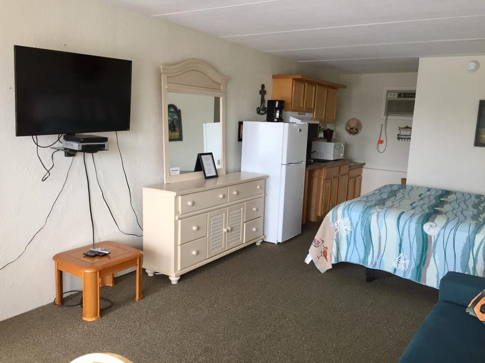 Bed, TV and multimedia, Seating area