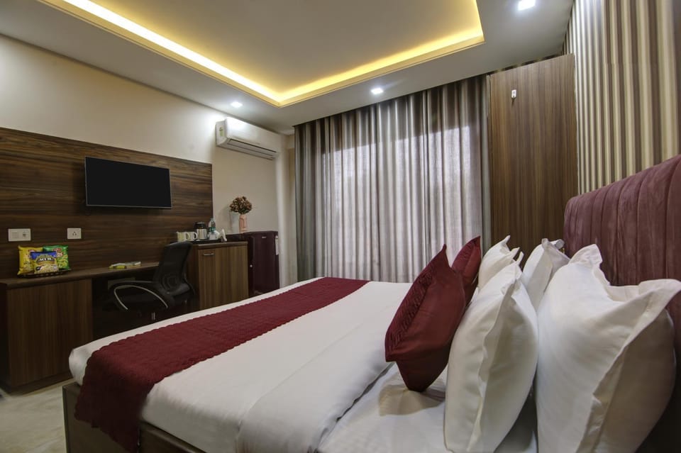 Bed, TV and multimedia, Photo of the whole room, Bedroom
