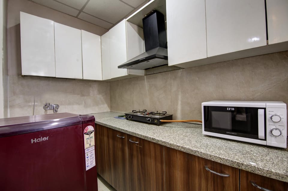 Kitchen or kitchenette, oven