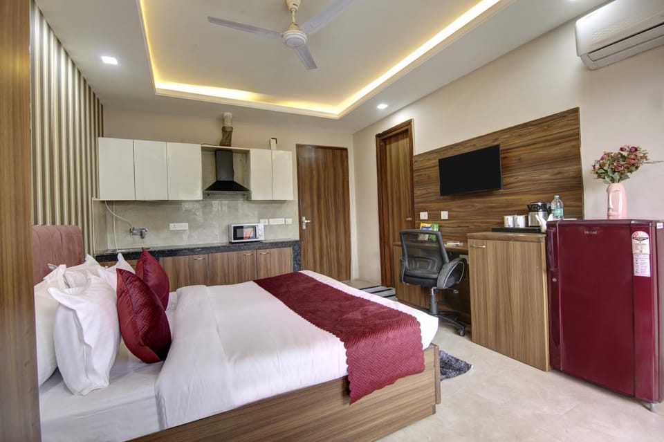 TV and multimedia, Coffee/tea facilities, Kitchen or kitchenette, Photo of the whole room, Seating area, oven, air conditioner