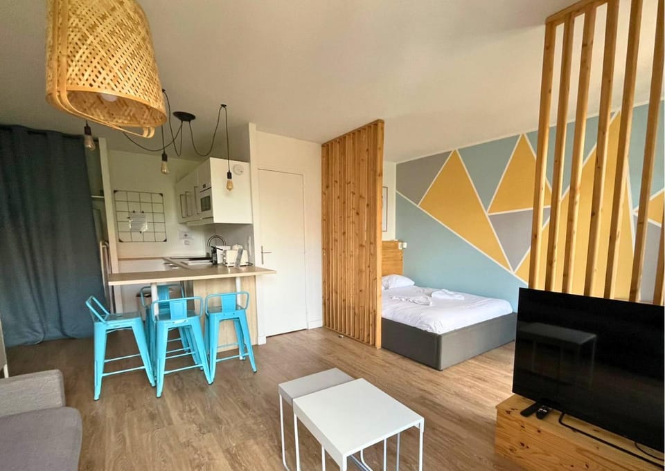 Bed, TV and multimedia, Kitchen or kitchenette, Living room, Dining area, Bedroom