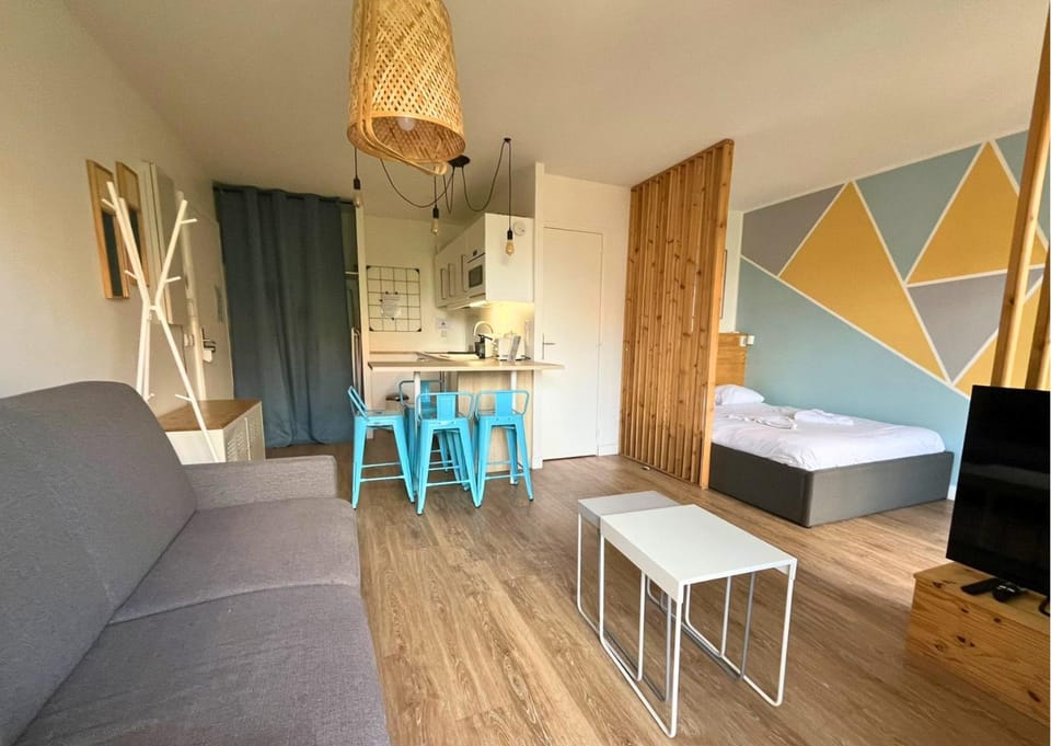 TV and multimedia, Kitchen or kitchenette, Living room, Seating area, Dining area