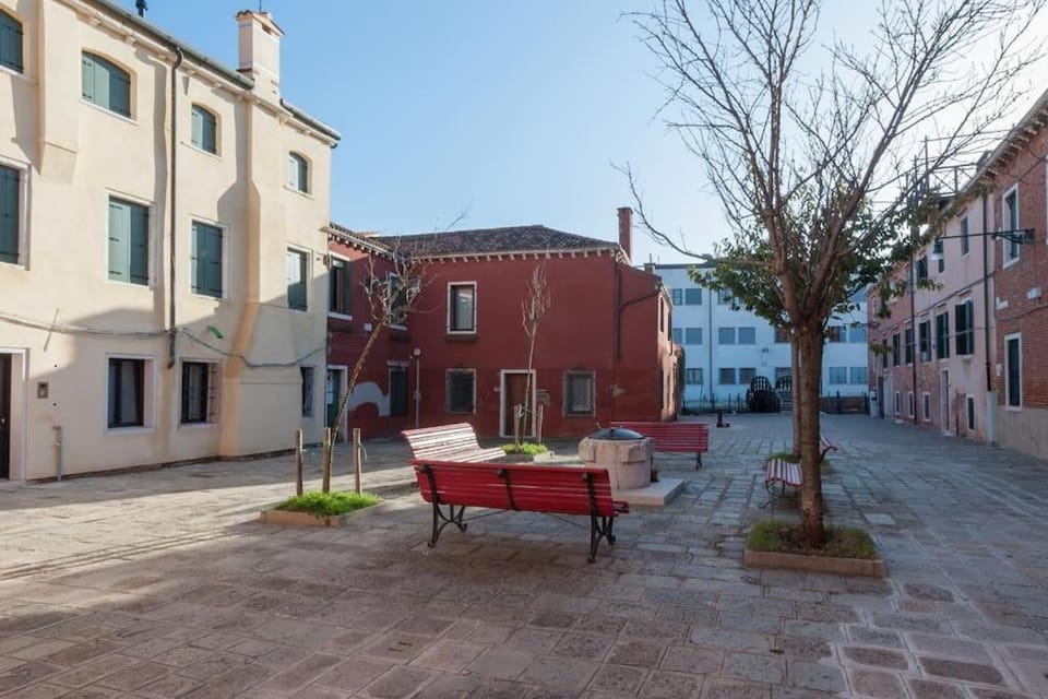 Neighbourhood, Street view, Location
