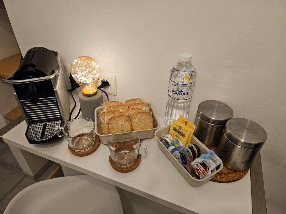 Coffee/tea facilities, Food and drinks