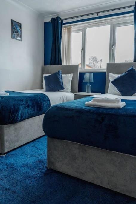 Book Now - 3BR Home by Hyped Properties Best for Groups & Contractors Near Birmingham Airport with Garden & Driveway Parking Apartment in Metropolitan Borough of Solihull