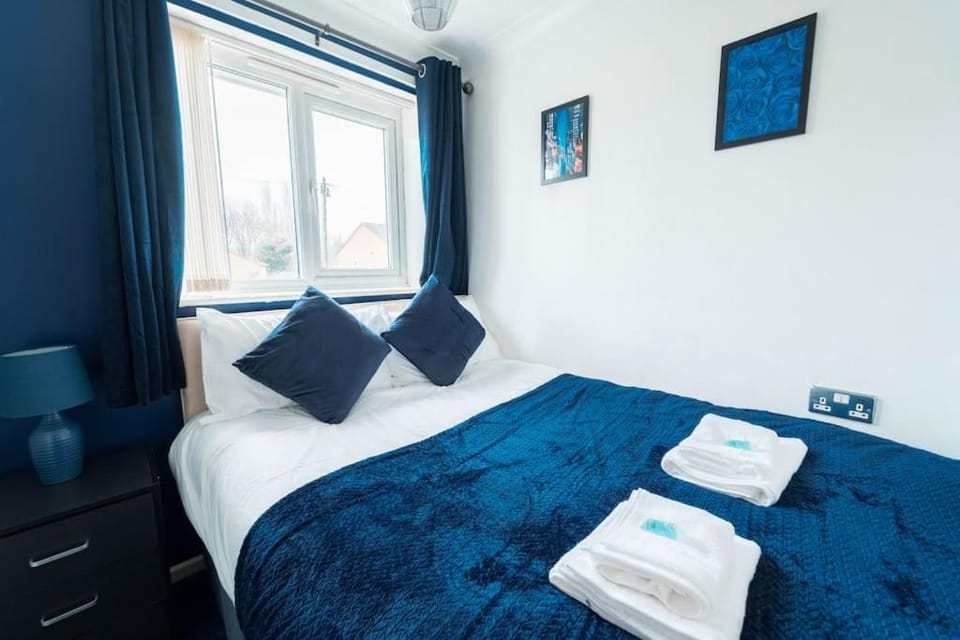 Book Now - 3BR Home by Hyped Properties Best for Groups & Contractors Near Birmingham Airport with Garden & Driveway Parking Apartment in Metropolitan Borough of Solihull