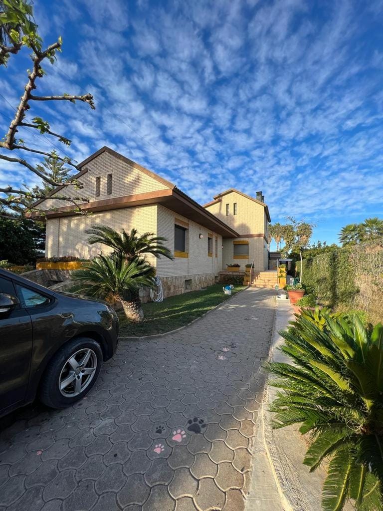 Property building, Off site, Parking