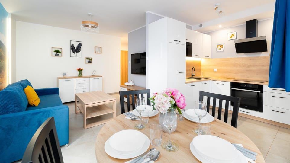 TV and multimedia, Kitchen or kitchenette, Living room, Seating area, Dining area