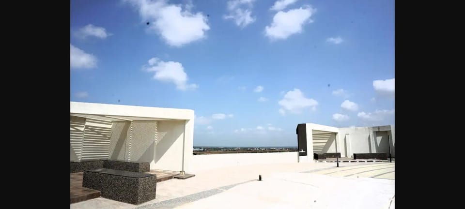 Infinity Penthouse with Pool, Sauna, Gym Bed and Breakfast in Gujarat