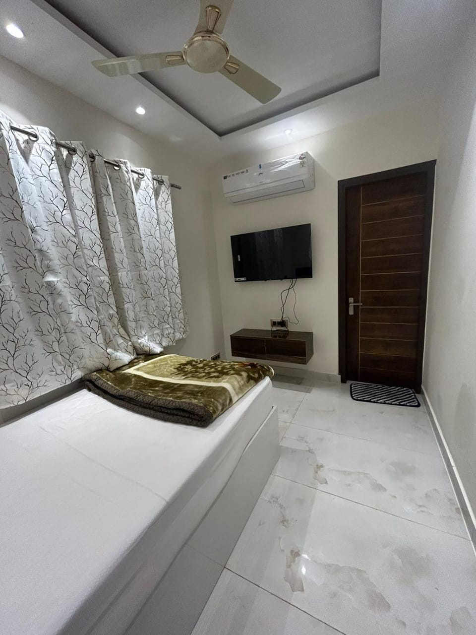Bed, TV and multimedia, Photo of the whole room, Bedroom, towels