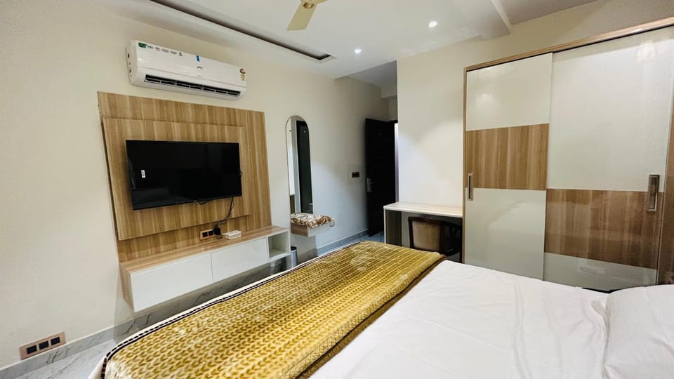 Bed, TV and multimedia, Bedroom, wardrobe, air conditioner