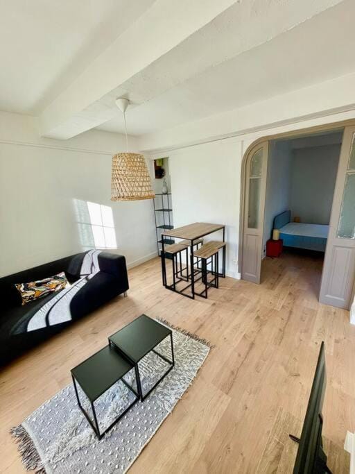 Bed, TV and multimedia, Living room, Photo of the whole room, Seating area, Dining area, Bedroom