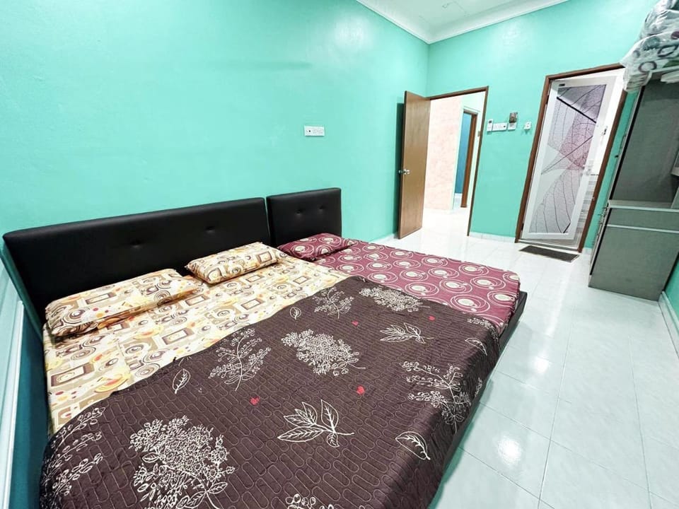 Photo of the whole room, Bedroom, wardrobe