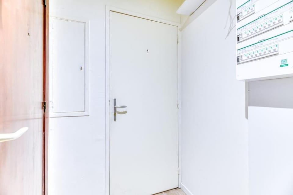 Studio parking gratuit, wifi - fibre, confort éclairé Apartment in Grenoble