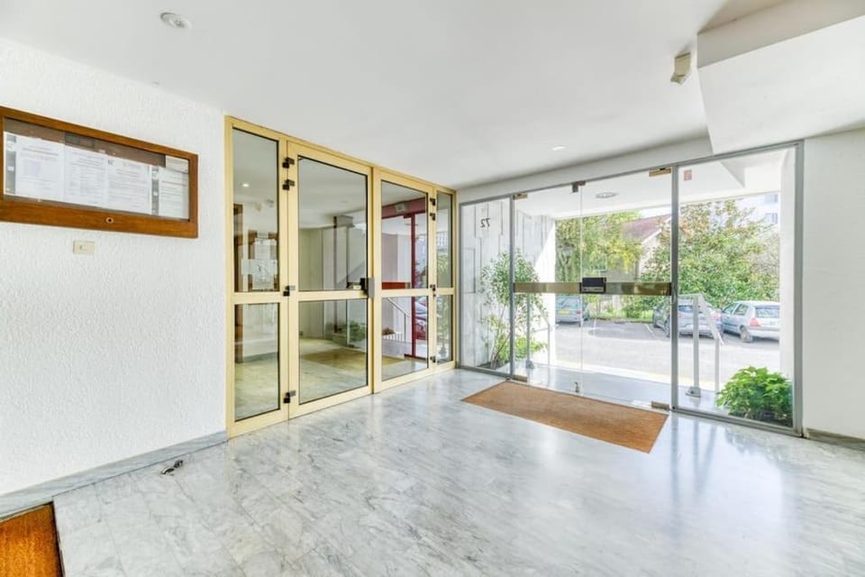 Studio parking gratuit, wifi - fibre, confort éclairé Apartment in Grenoble