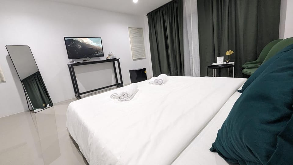 Bed, TV and multimedia, Photo of the whole room, Bedroom, hair dresser