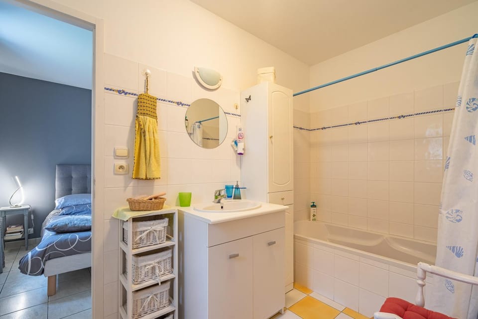 Bathroom, Living room