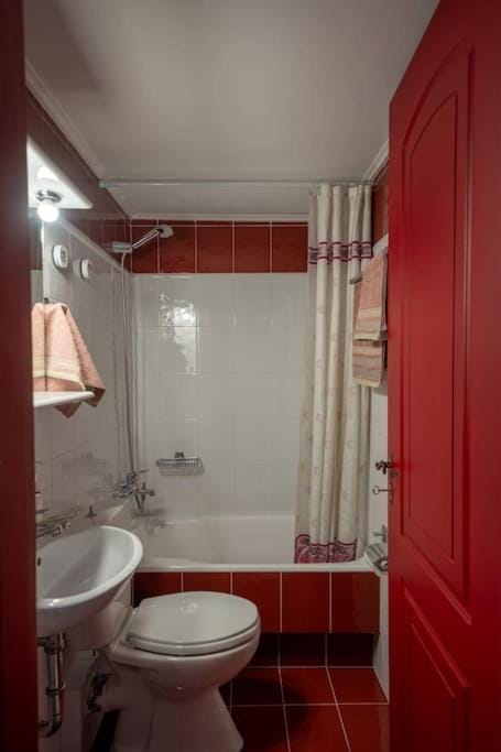 Shower, Toilet, Bathroom, Bath, towels