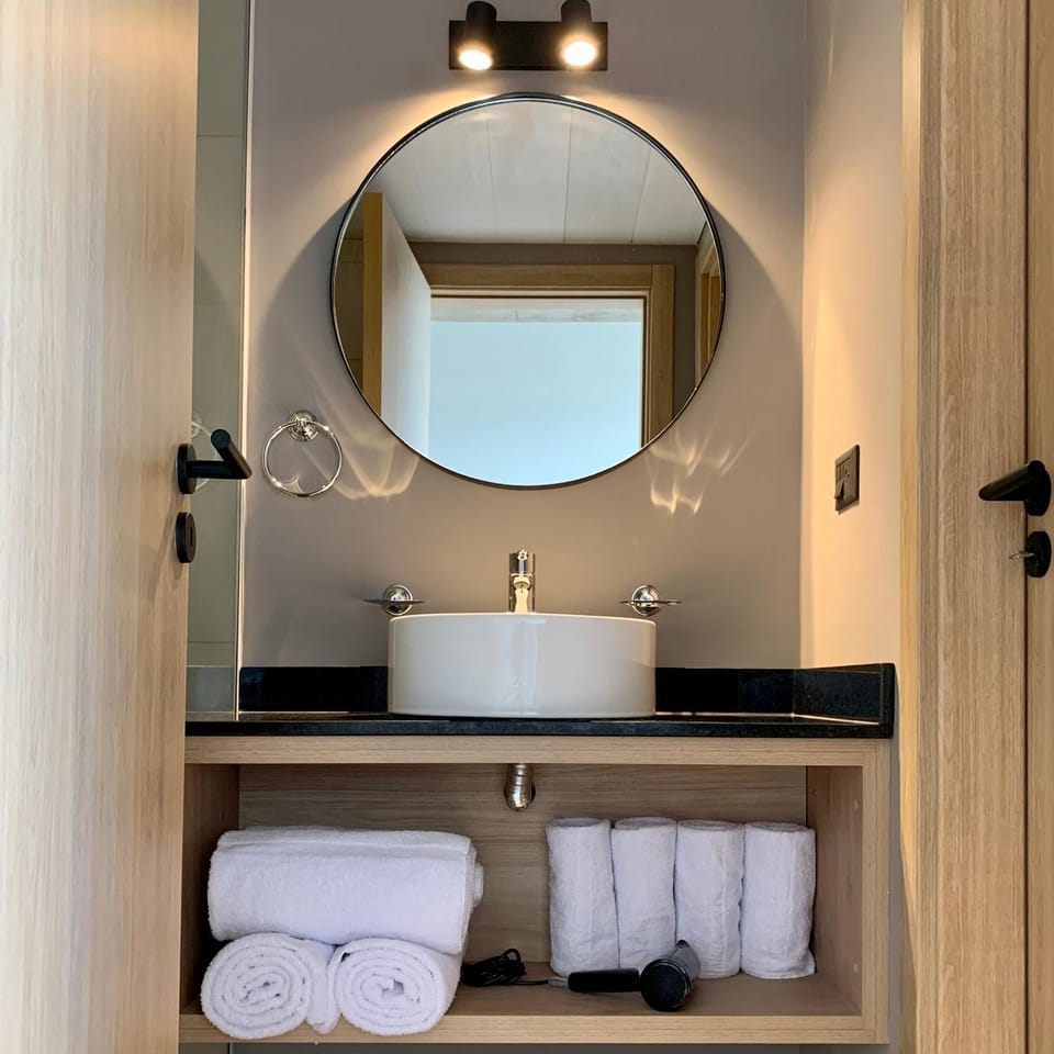 Bathroom, towels