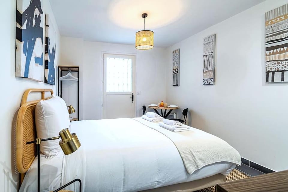 Bed, Photo of the whole room, Bedroom