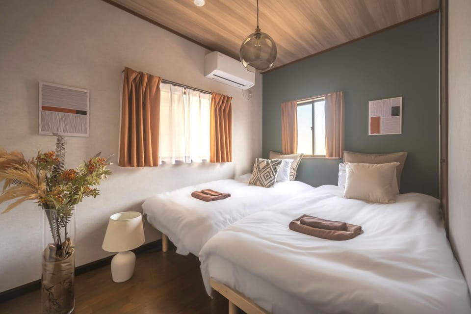 Bed, Bedroom, internet, towels, air conditioner