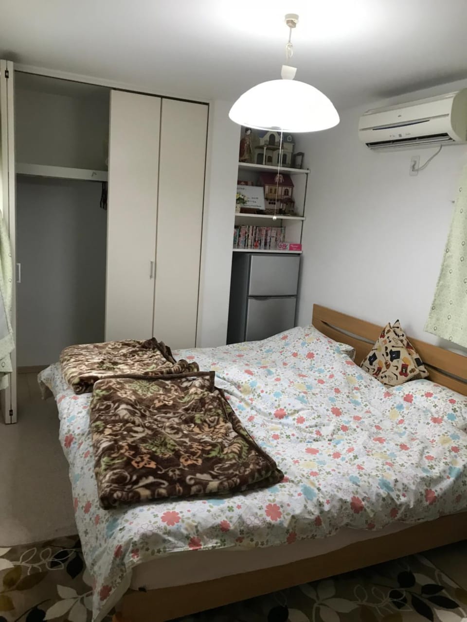 Photo of the whole room, Bedroom, wardrobe, air conditioner
