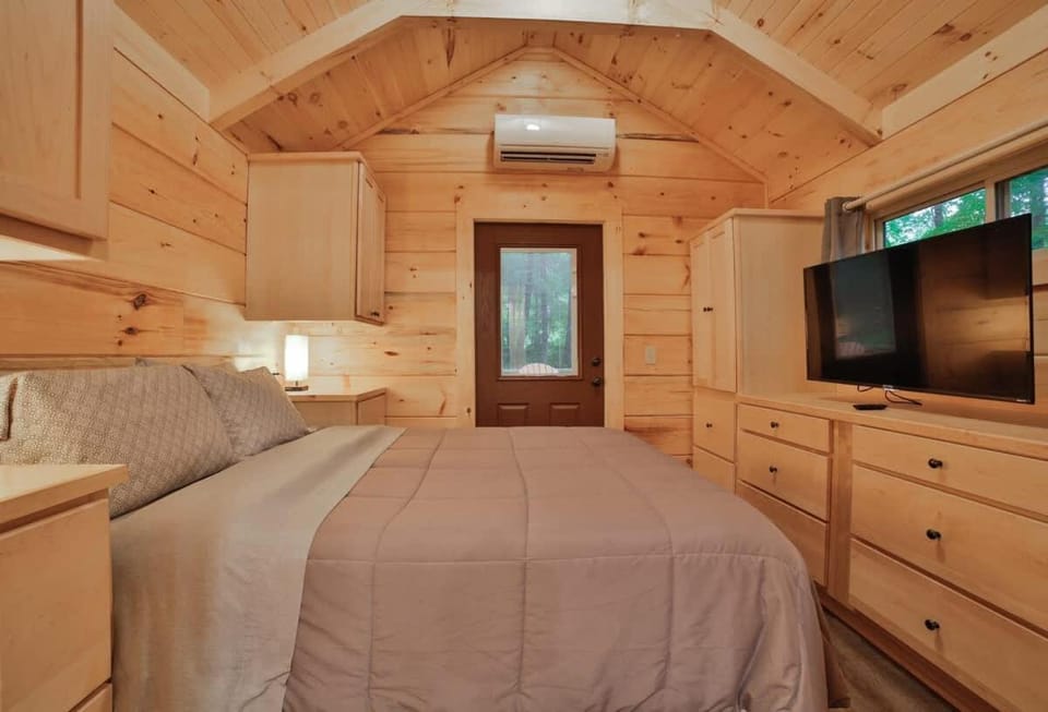 Tiny Cabin Village Private Hot Tub Lynda Cabin Cabin in Chattanooga