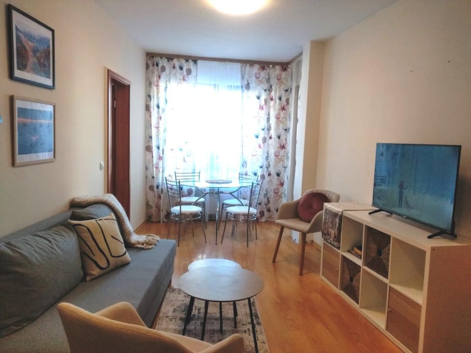 Communal lounge/ TV room, TV and multimedia, Living room, Seating area, Dining area