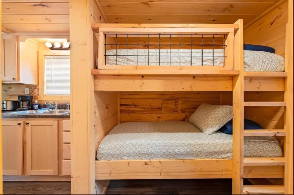 Maggie Cabin Enjoy Nature From A Forest Hot Tub Cabin in Chattanooga