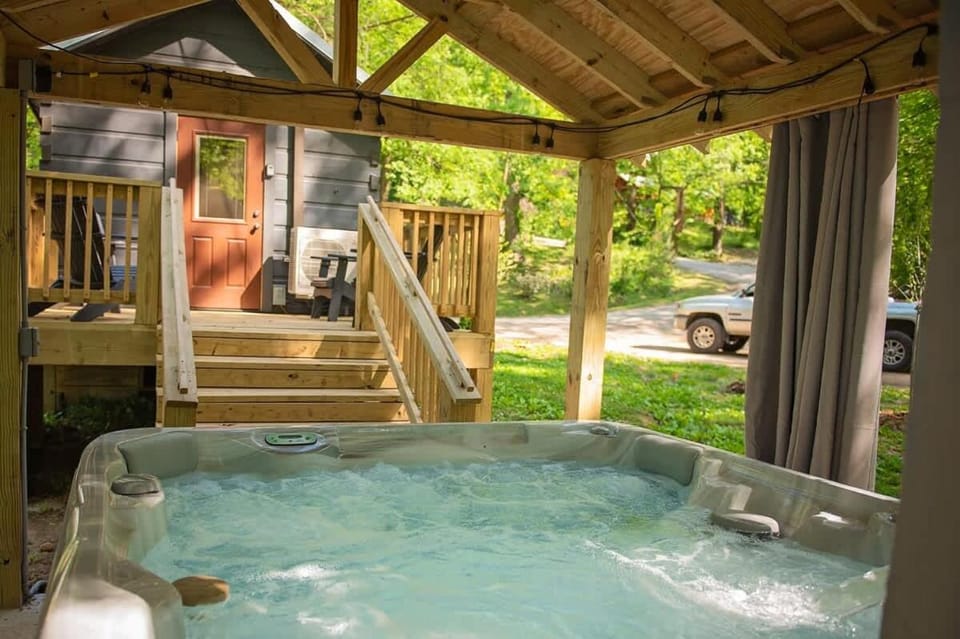 Meg Cabin Tiny Rustic Comfort On Lookout Mtn Cabin in Chattanooga