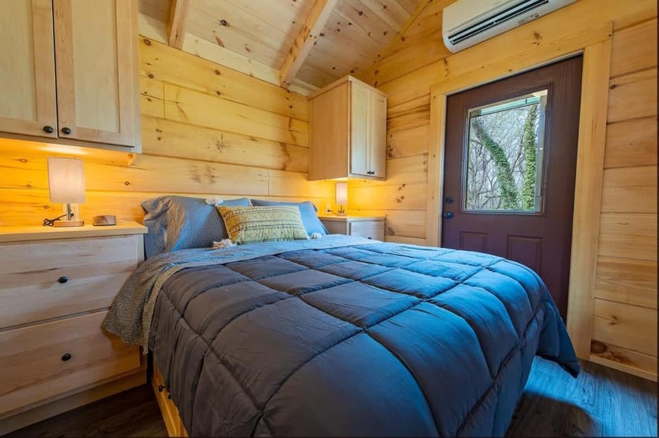 Meg Cabin Tiny Rustic Comfort On Lookout Mtn Cabin in Chattanooga