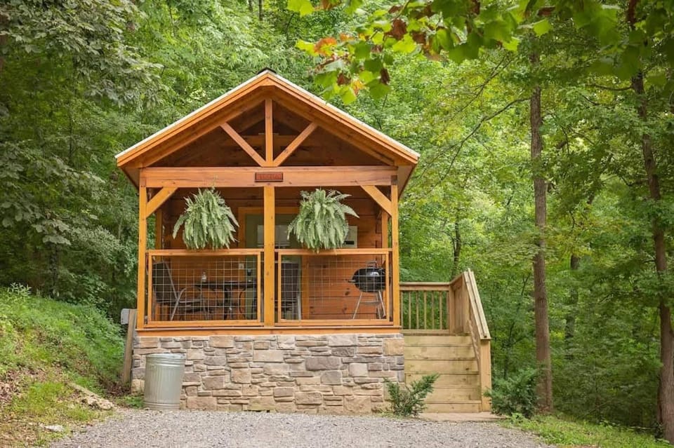 Nana Cabin Tiny Log Home Comfort In Rustic Bliss Cabin in Chattanooga
