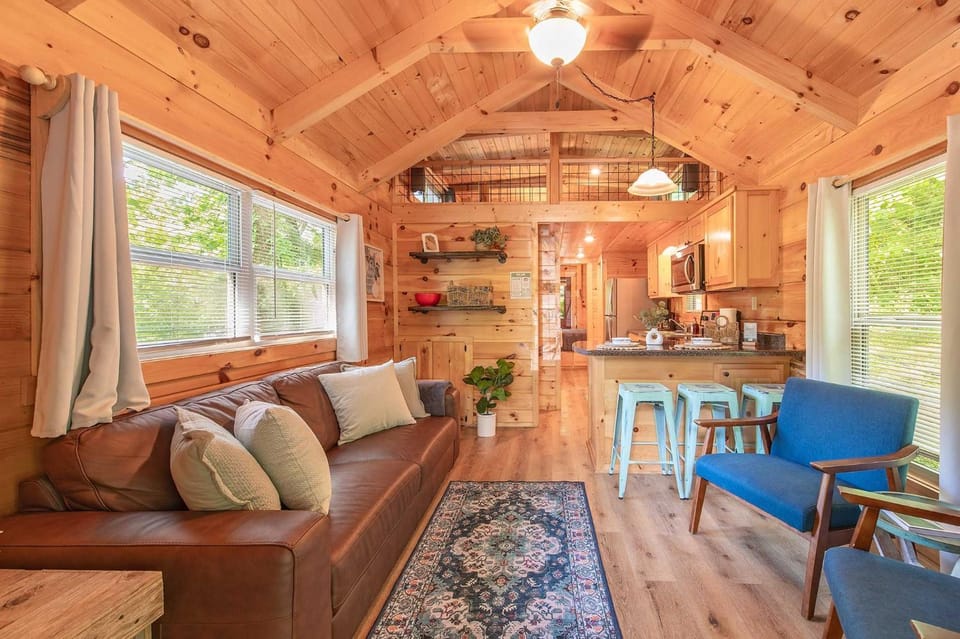 Ryon Tiny Home Cabin City-side Rustic Retreat Cabin in Chattanooga