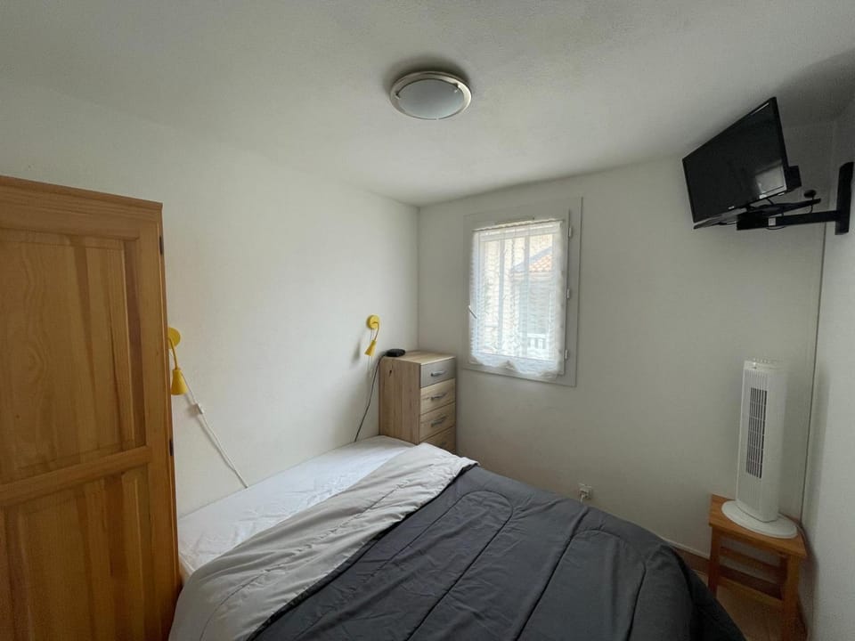 Bed, TV and multimedia, Bedroom, wardrobe