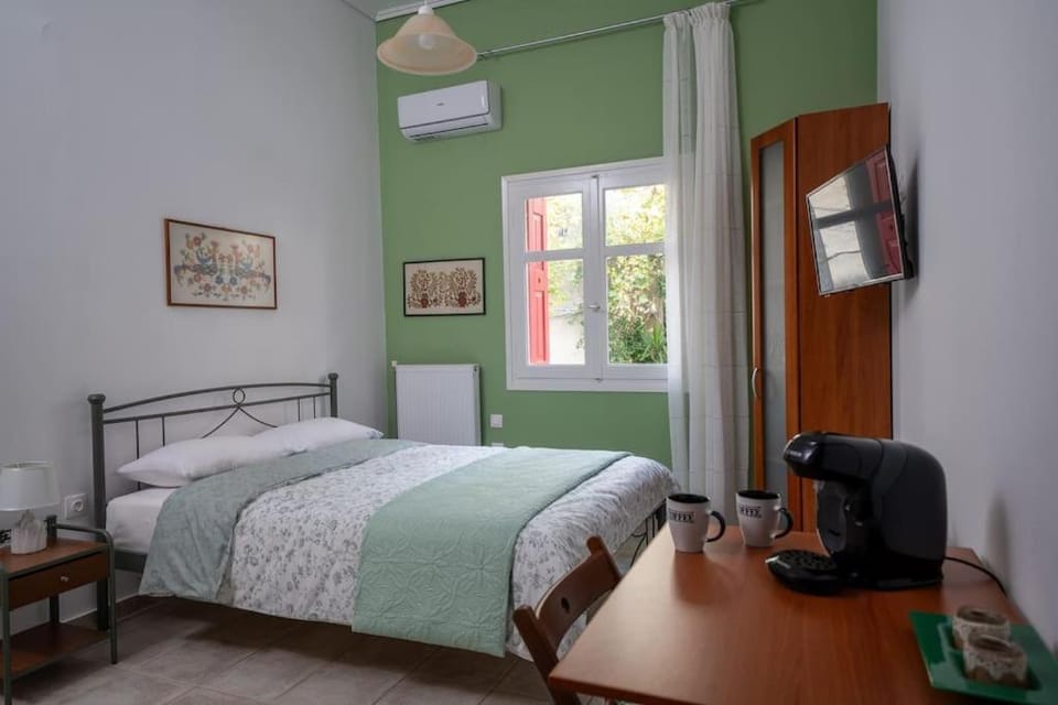 Bed, TV and multimedia, Coffee/tea facilities, Photo of the whole room, Bedroom, air conditioner