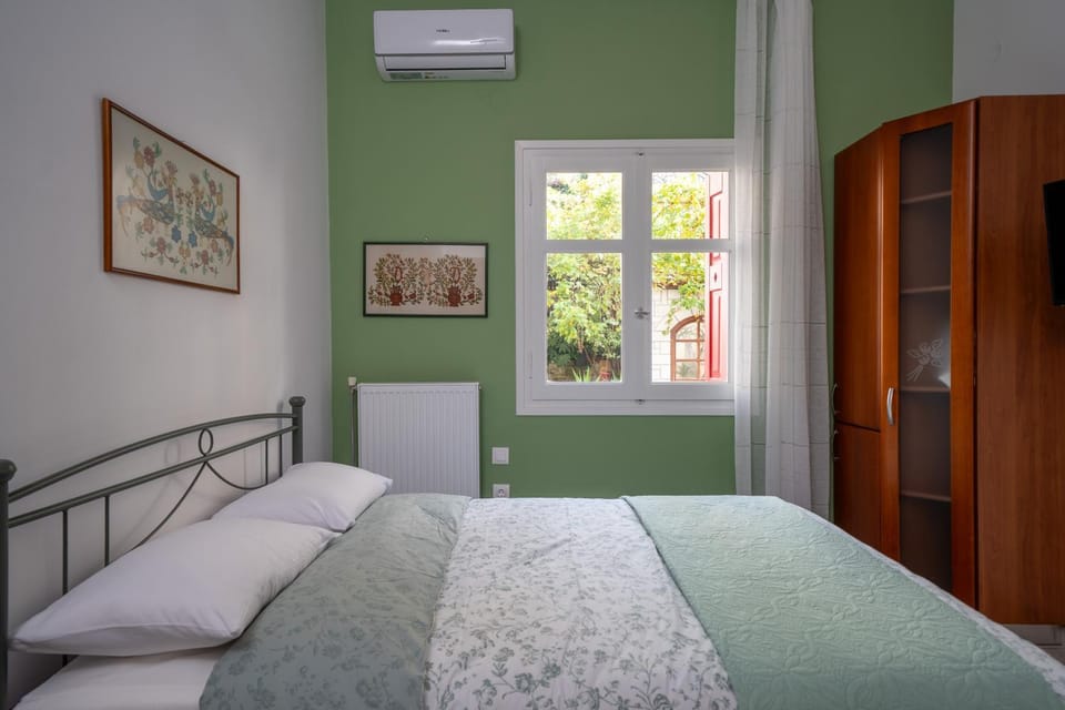Bedroom, wardrobe, air conditioner