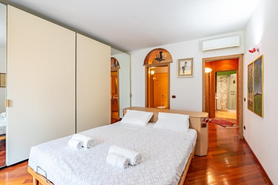 Bed, Photo of the whole room, Bedroom, air conditioner