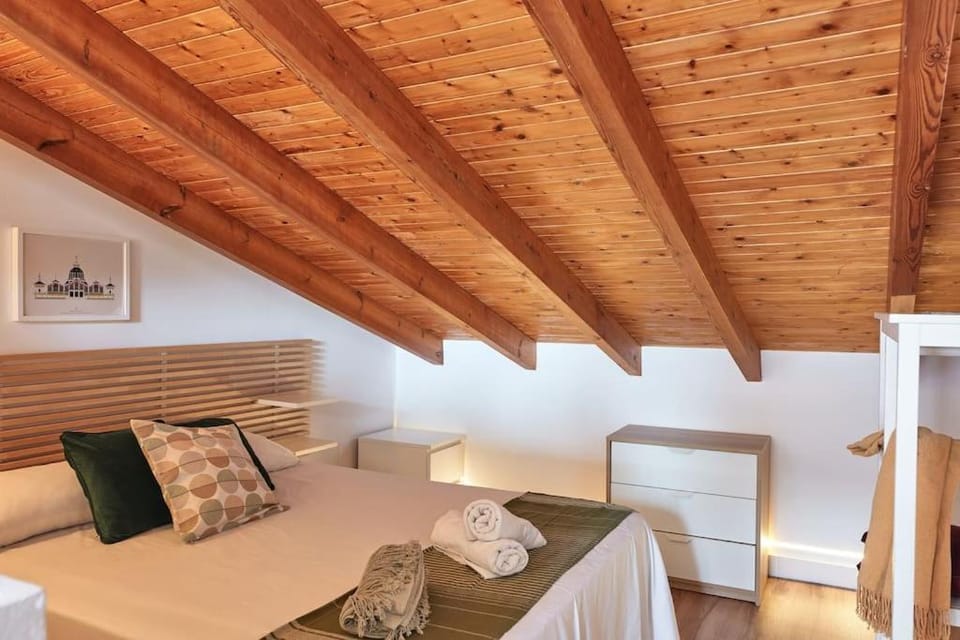 Sunny Cozy Penthouse with a Terrace at Plaza del Carmen Apartment in Valencia
