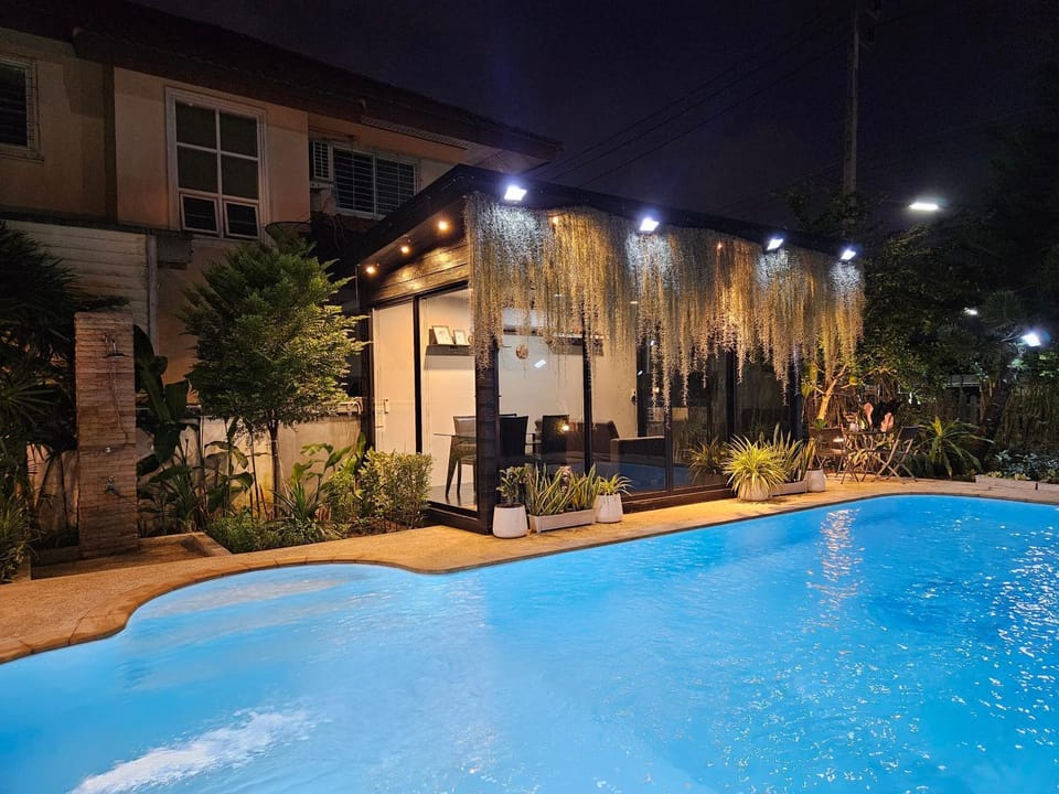 Restaurant/places to eat, Swimming pool