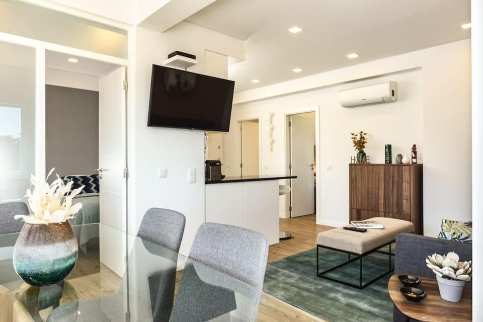 TV and multimedia, Kitchen or kitchenette, Living room, Seating area, oven, air conditioner