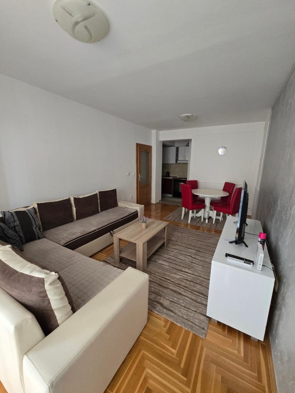 Rejjan Apartments-Spacious 2BR Apartment for 7, Free Parking, Tram to Old Town Apartment in Sarajevo