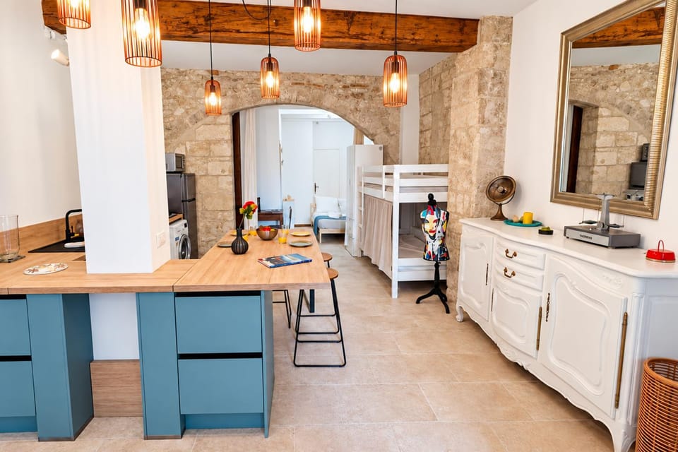 Kitchen or kitchenette, Dining area
