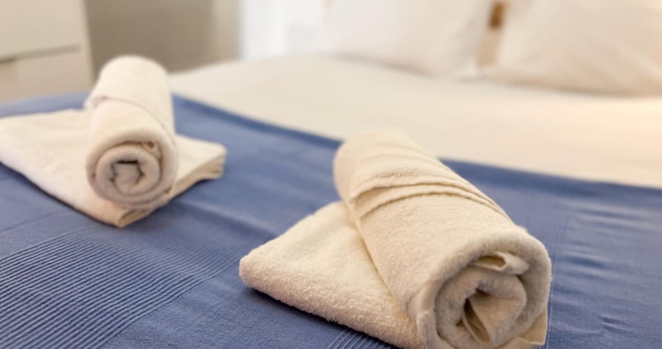 Bed, Bedroom, towels
