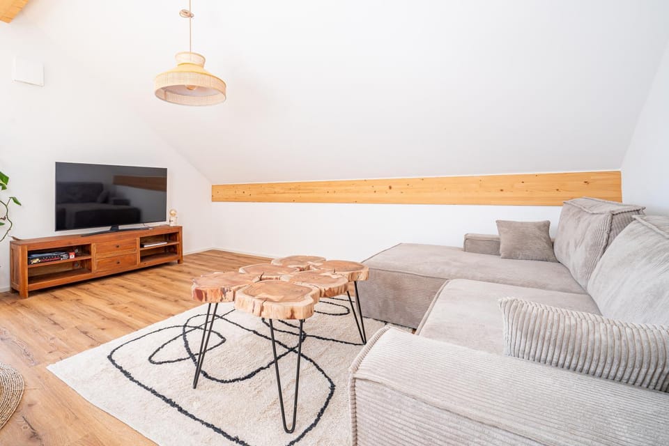 Communal lounge/ TV room, TV and multimedia, Living room, Seating area, Evening entertainment