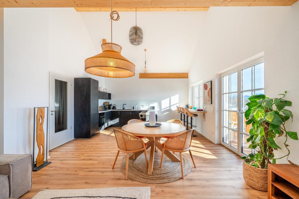 Kitchen or kitchenette, Living room, Seating area, Dining area