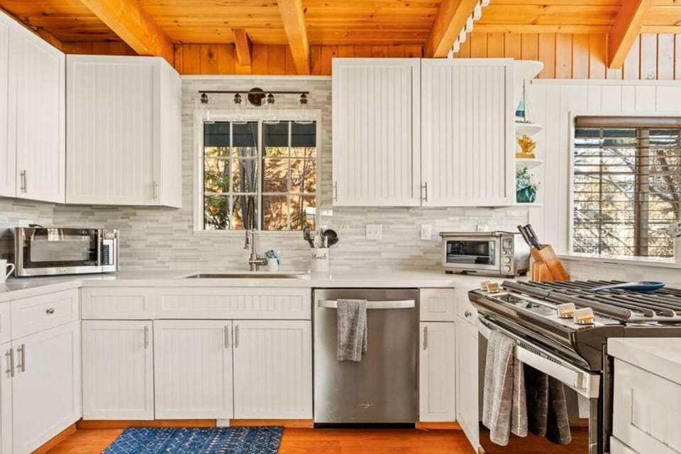 Cozy Cove Retreat-Lakeshore Cabin-Major Lake Vibes Cabin in Big Bear
