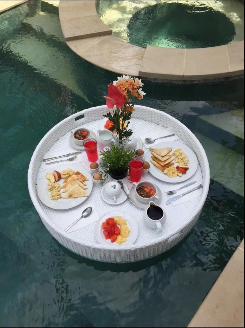 Food and drinks, Pool view