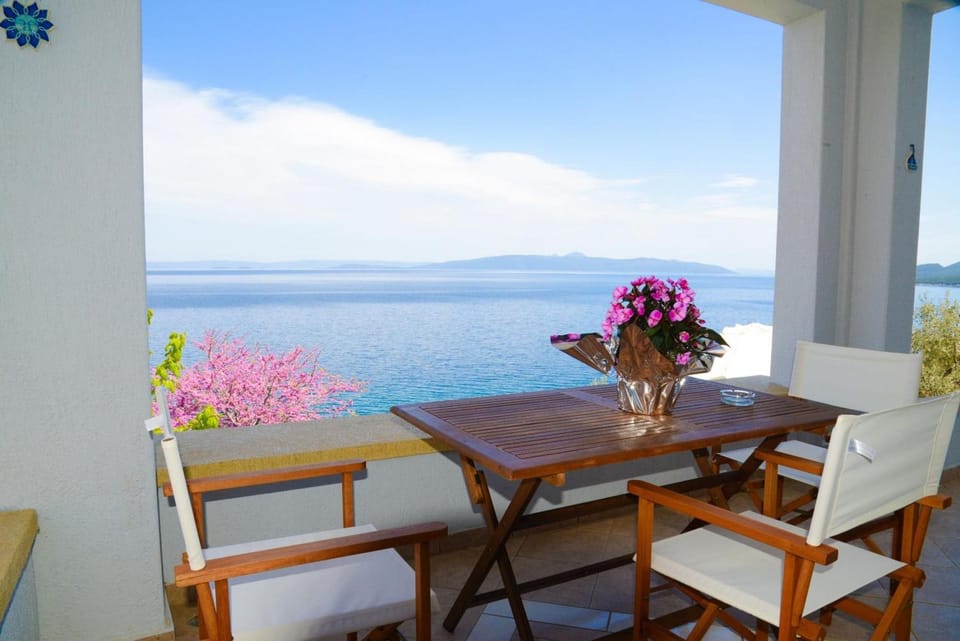 View (from property/room), Balcony/Terrace, Seating area, Dining area, Sea view