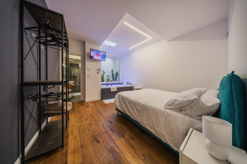 Garden, Hot Tub, Bathroom, TV and multimedia, hair dryier, heating, towels, wardrobe, air conditioner